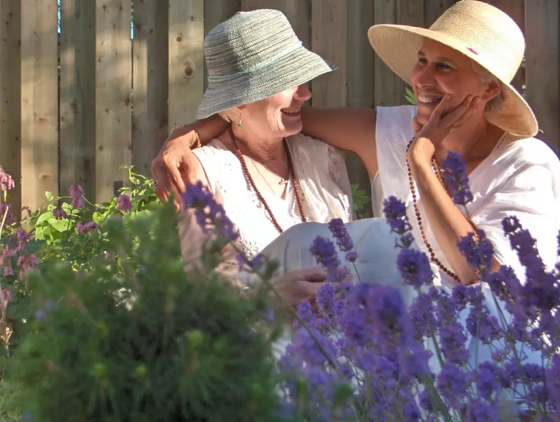 private-spiritual-guidance-session-ottawa Swami Tierra sharing a joyful moment while meeting privately with someone in a peaceful garden